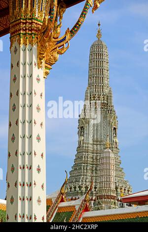 Der ikonische Phra Prang Central Spire aus der Ordination Hall, Wat Arun (Tempel der Morgenröte), Bangkok, Thailand Stockfoto