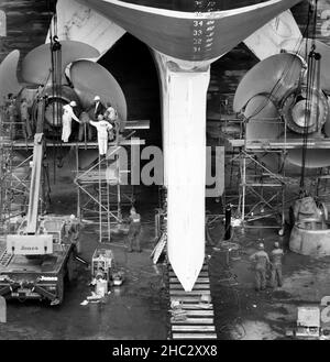 QE2 in der King George V Trockendock Southampton, Hampshire, England, wo die Propeller nach einer Umrüstung in Deutschland ersetzt wurden - 1986 Stockfoto