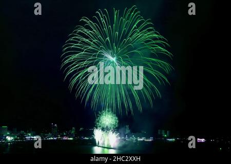 Erstaunliches smaragdgrünes Feuerwerk, das am Nachthimmel über dem Stadthafen planscht Stockfoto