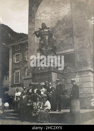 Antike Fotografie aus dem Jahr c1900, Tell Monument auf dem Marktplatz von Altdorf, Kanton Uri, Schweiz. QUELLE: ORIGINAL-FOTODRUCK Stockfoto
