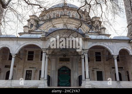 23. Dezember 2021: Außenansicht der Großen Selimiye Moschee, die sich im Stadtteil Uskudar in Istanbul, Türkei, in der Nähe der Selimiye Kaserne am 23. Dezember 2021 befindet. Die Moschee wurde vom osmanischen Sultan Selim III. In Auftrag gegeben und zwischen 1801 und 1805 erbaut. (Bild: © Tolga Ildun/ZUMA Press Wire) Stockfoto