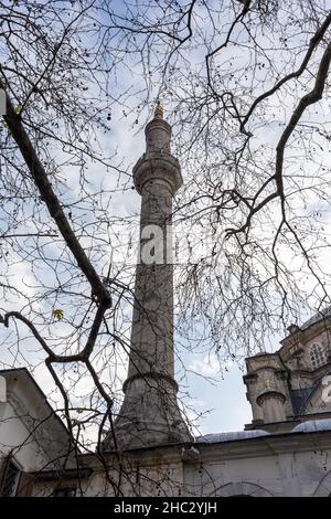 23. Dezember 2021: Außenansicht der Großen Selimiye Moschee, die sich im Stadtteil Uskudar in Istanbul, Türkei, in der Nähe der Selimiye Kaserne am 23. Dezember 2021 befindet. Die Moschee wurde vom osmanischen Sultan Selim III. In Auftrag gegeben und zwischen 1801 und 1805 erbaut. (Bild: © Tolga Ildun/ZUMA Press Wire) Stockfoto