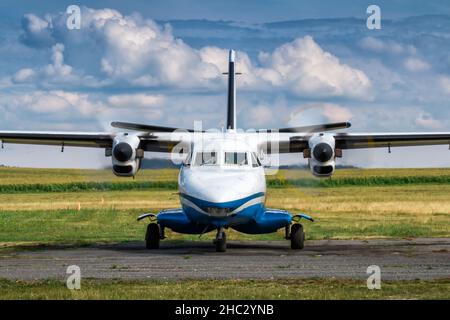 Vorderansicht des Rollens eines Turboprop-Passagierflugzeugs auf einem ländlichen Flugplatz Stockfoto