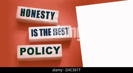 Ehrlichkeit ist die beste Politik Worte in Holzblöcken geschrieben. Vertrauenswürdig, Wahrheit, Überzeugungen und Vereinbarung Geschäftskonzept. Stockfoto
