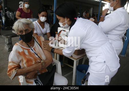 San Francisco, Venezuela. 23rd Dez 2021. Venezolanisches medizinisches Personal übergibt die zweite Dosis des Impfstoffs gegen Covid-19 an eine große Anzahl von Menschen am Donnerstag, den 23. Dezember 2021, in der Stadt San Francisco, Venezuela. Nach der Ankündigung von Präsident Nicolás Maduro berichtete er, dass die omicron-Variante in Venezuela eintraf, sieben Fälle wurden entdeckt. Die Auffrischimpfung wird im Januar beginnen und präzisiert, dass die dritte Dosis ab dem 3. Januar 2022 verteilt werden soll. (Foto von Humberto Matheus/Sipa USA) Quelle: SIPA USA/Alamy Live News Stockfoto