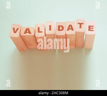 Validieren Wort auf Holzblöcke. Geschäftsevaluierungskonzept. Stockfoto