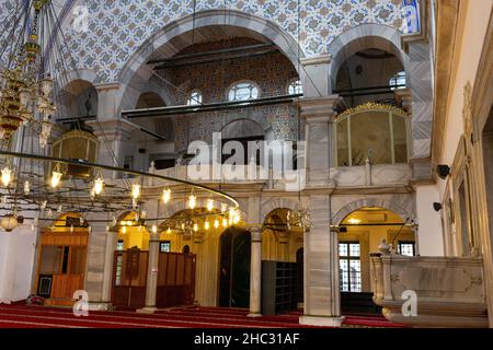 23. Dezember 2021: Innenansicht der Großen Selimiye Moschee, die sich im Stadtteil Uskudar in Istanbul, Türkei, in der Nähe der Selimiye Kaserne am 23. Dezember 2021 befindet. Die Moschee wurde vom osmanischen Sultan Selim III. In Auftrag gegeben und zwischen 1801 und 1805 erbaut. (Bild: © Tolga Ildun/ZUMA Press Wire) Stockfoto