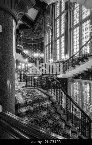 Die wunderschöne Wendeltreppe im St. Pancras Renaissance Hotel, London. Stockfoto