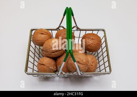 Walnussfrüchte liegen in einem kleinen Eisenkorb. Hochwertige Fotos Stockfoto