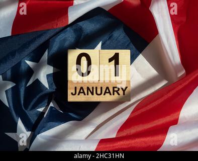 Januar 1 erster auf Holzkalender, hintergrund amerikanische Flagge. Stockfoto