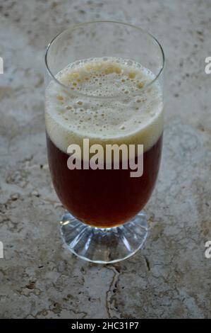 Ein deutsches Doppelbock-Bier in einem Glas auf einem Tisch Stockfoto