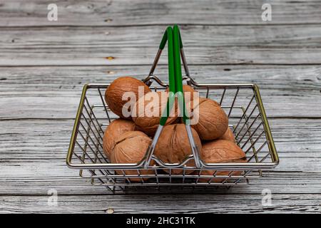 Walnussfrüchte liegen in einem kleinen Eisenkorb. Hochwertige Fotos Stockfoto