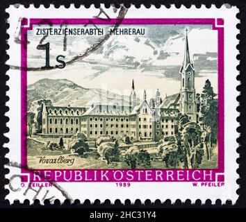 ÖSTERREICH - UM 1989: Eine in Österreich gedruckte Briefmarke zeigt das Kloster Mehrerau, Vorarlberg, um 1989 Stockfoto