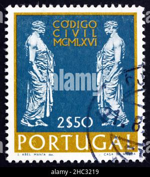 PORTUGAL - UM 1967: Eine in Portugal gedruckte Briefmarke zeigt Statuen römischer Senatoren, Einführung eines neuen Zivilgesetzbuches, um 1967 Stockfoto