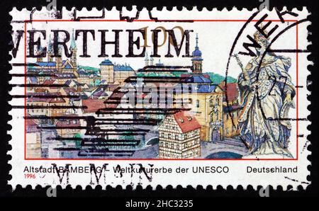 DEUTSCHLAND - UM 1996: Eine in Deutschland gedruckte Briefmarke zeigt Ansicht von Bamberg, Altstadt, Stadt in Bayern, UNESCO-Weltkulturerbe, um 1996 Stockfoto