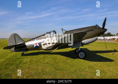 Curtiss P-40B Warhawk, Kampfflugzeug aus dem Zweiten Weltkrieg, das 2012 auf einer Flugschau flog. Die Fighter Collection besaß G-CDWH Pearl Harbor Veteran Stockfoto