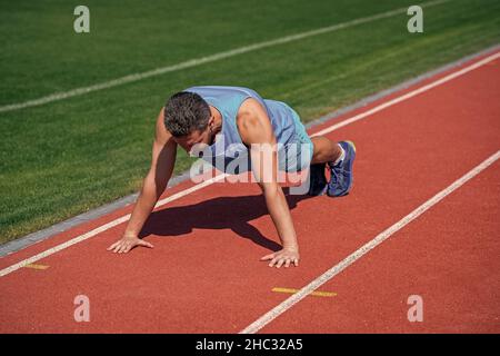 Muskulösen Kerl stehen in Plank machen Push-up auf Sporttraining, Kraft Stockfoto