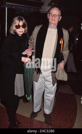 **DATEI FOTO** Joan Didion ist verstorben. Joan Didion und John Gregory Dunne besuchen am 1. März 2000 die Premiere von „Agnes Brown“ im Loews E-Walk Theatre in New York City. Foto: Henry McGee/MediaPunch Stockfoto