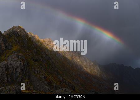 un Arc en ciel au dessus d'un montagne des lofoten Stockfoto