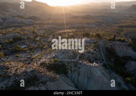 Luftaufnahme des Themenparks Oasys mini Hollywood in der Tabernas Wüste bei Sonnenuntergang Stockfoto