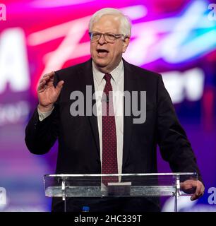 Phoenix, Arizona, USA. 19th Dez 2021. DENNIS PRAGER spricht auf dem AmericaFest, einem Wendepunkt in den USA. (Foto: © Brian Cahn/ZUMA Press Wire) Stockfoto