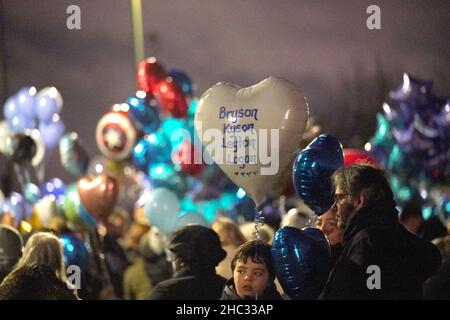 In Sutton lassen Menschen Ballons frei, zum Gedenken an die vier-jährigen Brüder Kyson und Bryson sowie an Leyton und Logan, drei Jahre alt, die am 16. Dezember bei einem Brand in ihrem Haus in Collingwood Road, Sutton, im Süden Londons, starben. Bilddatum: Donnerstag, 23. Dezember 2021. Stockfoto