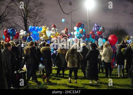 In Sutton lassen Menschen Ballons frei, zum Gedenken an die vier-jährigen Brüder Kyson und Bryson sowie an Leyton und Logan, drei Jahre alt, die am 16. Dezember bei einem Brand in ihrem Haus in Collingwood Road, Sutton, im Süden Londons, starben. Bilddatum: Donnerstag, 23. Dezember 2021. Stockfoto