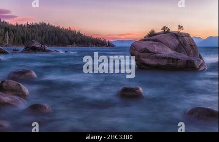 Wunderschöne Landschaft am Ufer des Lake Tahoe am berühmten Bonsai Rock an einem frühen Herbstabend. Stockfoto