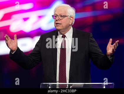 Phoenix, Arizona, USA. 19th Dez 2021. DENNIS PRAGER spricht auf dem AmericaFest, einem Wendepunkt in den USA. (Foto: © Brian Cahn/ZUMA Press Wire) Stockfoto