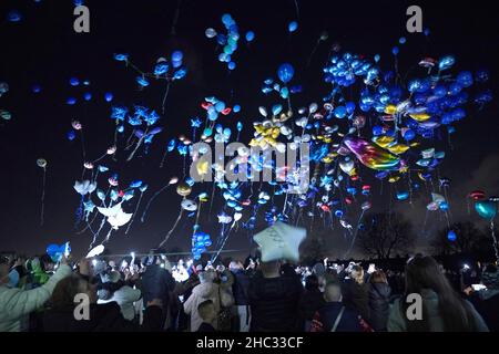 In Sutton lassen Menschen Ballons frei, zum Gedenken an die vier-jährigen Brüder Kyson und Bryson sowie an Leyton und Logan, drei Jahre alt, die am 16. Dezember bei einem Brand in ihrem Haus in Collingwood Road, Sutton, im Süden Londons, starben. Bilddatum: Donnerstag, 23. Dezember 2021. Stockfoto