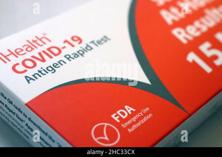 Ein COVID-19 Heimtest-Kit Stockfoto