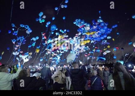 In Sutton lassen Menschen Ballons frei, zum Gedenken an die vier-jährigen Brüder Kyson und Bryson sowie an Leyton und Logan, drei Jahre alt, die am 16. Dezember bei einem Brand in ihrem Haus in Collingwood Road, Sutton, im Süden Londons, starben. Bilddatum: Donnerstag, 23. Dezember 2021. Stockfoto