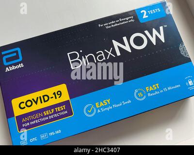 BinaxNOW COVID-19 Antigen-Selbsttests werden am 23. Dezember 2021 in New York ausgestellt. Mehrere große Einzelhändler gaben diese Woche an, dass sie den Kauf der Testkits zu Hause aufgrund von Angebotsbeschränkungen beschränken, da die Nachfrage aufgrund der omicron-Variante mit einem Anstieg der Coronavirus-Fälle weiter ansteigt. (Foto von Samuel Rigelhaupt / Sipa USA) Stockfoto