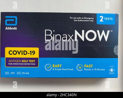 BinaxNOW COVID-19 Antigen-Selbsttests werden am 23. Dezember 2021 in New York ausgestellt. Mehrere große Einzelhändler gaben diese Woche an, dass sie den Kauf der Testkits zu Hause aufgrund von Angebotsbeschränkungen beschränken, da die Nachfrage aufgrund der omicron-Variante mit einem Anstieg der Coronavirus-Fälle weiter ansteigt. (Foto von Samuel Rigelhaupt / Sipa USA) Stockfoto