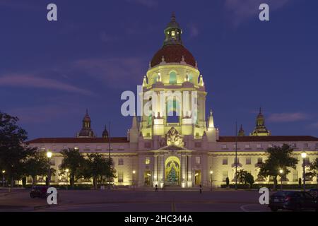 Das Rathaus von Pasadena in Los Angeles County ist beleuchtet und mit einem Weihnachtsbaum dekoriert. Stockfoto