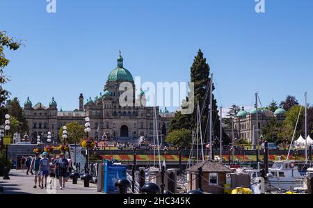 Victoria Harbour mit dem British Columbia Parliament Building im Hintergrund. Die Parlamentsgebäude von BC befinden sich in Victoria, BC, Kanada und A Stockfoto