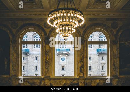 Interieur der Boston Public Library mit Dekoration und Kronleuchter im Retro-Stil Stockfoto