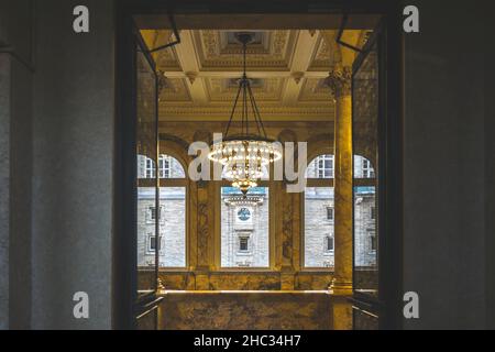 Interieur der Boston Public Library mit Dekoration und Kronleuchter im Retro-Stil Stockfoto