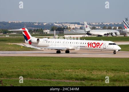 Paris, Frankreich - 18. April 2015: Air France HOP Passagierflugzeug am Flughafen. Flugreisen planen. Luftfahrt und Flugzeuge. Luftverkehr. Internationaler Praktikant Stockfoto