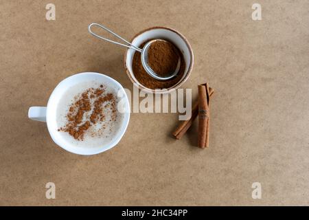 Sahlep, Milch und Orchideenwurzeln heißen Drink in einer weißen Tasse mit Zimt. Der lokale Name lautet „alep“. Drink Konzept und Idee. Selektiver Fokus. Stockfoto