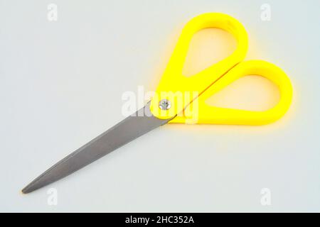Gelbe Schere isoliert auf weißem Hintergrund. Draufsicht. Stockfoto
