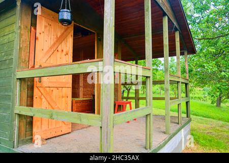 Kleines Haus Hütte Schuppen. Nette Sommerhütte in ländlichen Obstgarten. Nahaufnahme Stockfoto