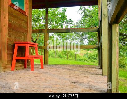 Kleines Haus Hütte Schuppen. Nette Sommerhütte in ländlichen Obstgarten. Nahaufnahme Stockfoto