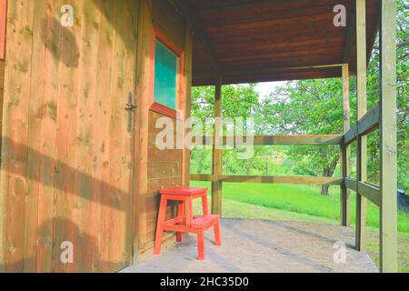 Kleines Haus Hütte Schuppen. Nette Sommerhütte in ländlichen Obstgarten. Nahaufnahme Stockfoto