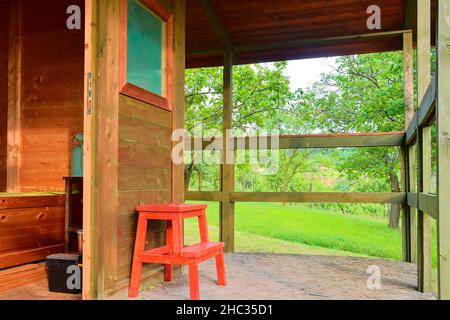 Kleines Haus Hütte Schuppen. Nette Sommerhütte in ländlichen Obstgarten. Nahaufnahme Stockfoto