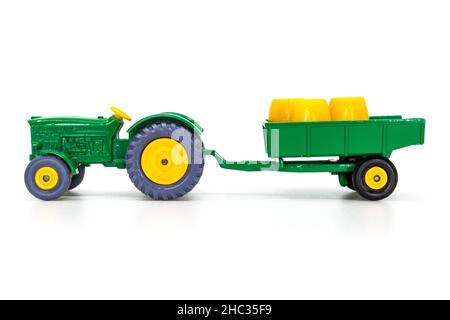 Lesney Products Matchbox Modell Spielzeugauto 1-75 Serie Nr. 50 John Deere-Traktor und 51 Kippanhänger Stockfoto