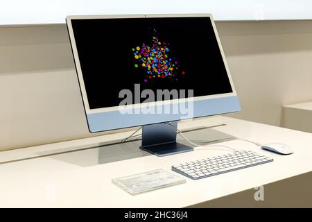 Apple iMac im Apple Store. Redaktionell illusorisch Foto des neuen Apple 24-Zoll iMac (M1 Chip) Stockfoto