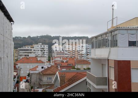 Luftlandschaft der Skyline an der Costa da Caparica in Lissabon Stockfoto
