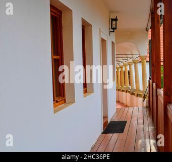 Blick auf die romantische Stadtkulisse. Historischer städtischer Hinterhof. Renaissance-Haus mit Arkaden, Loggien. Nahaufnahme. Stockfoto