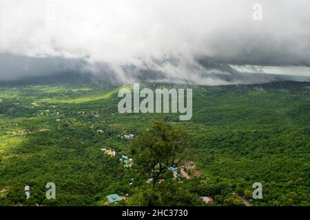 Der Blick auf die Landschaft und die Wälder vom Gipfel des Mount Popa aus gesehen, Pilgerstätte, Myanmar, Burma Stockfoto